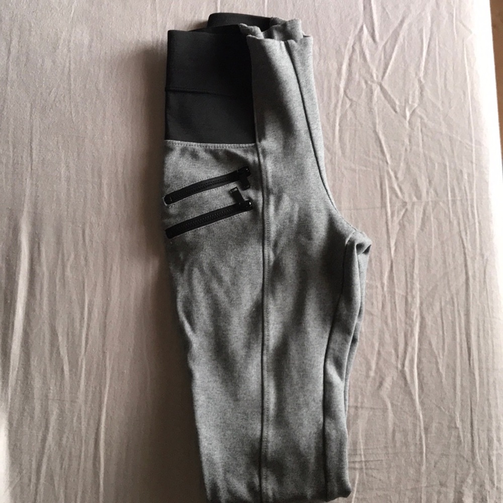 Size S. Zippered leggings